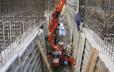 Работа мини-крана в узком пространстве