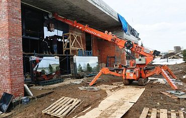 Вакуумный захват и мини-кран Арлифт помогают в крупногабаритном остеклении