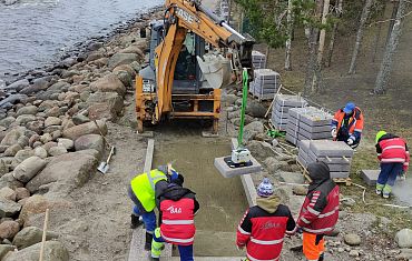 Мощение набережной гранитными плитами при помощи GS-250