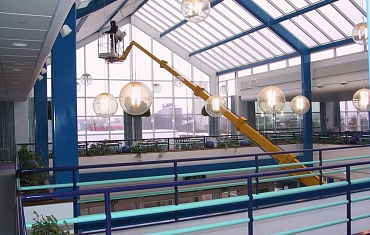 Монтаж стекла в ТЦ. Спайдер-вышки Ommelift