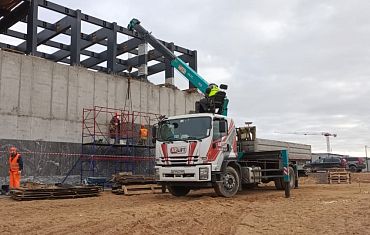 Установка плит с помощью манипулятора