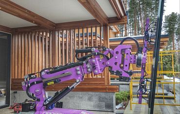 Стеклоробот Cowest WSR-800LA на остеклении загородного дома